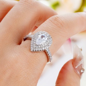 Anillo de Compromiso de Diamantes con Corte Pera en Oro Blanco para Mujer Q269, Piedra Principal de Color G Natural con Diamantes Laterales - Product Image 6