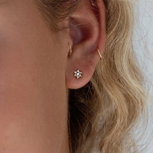 Pendientes de tuerca mini estrella con circonitas y engaste de bisel, de plata de ley 925 chapada en oro de 14k, joyería fina personalizada para mujer, ideales para fiestas. - Product Image 2