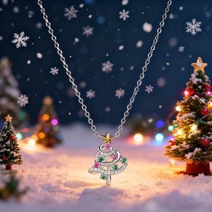 Collana da Donna Bicolore con Ciondolo Albero di Natale e Dettaglio a Stella, Elegante Catena per Clavicola, Gioielli alla Moda per le Feste - Product Image 1