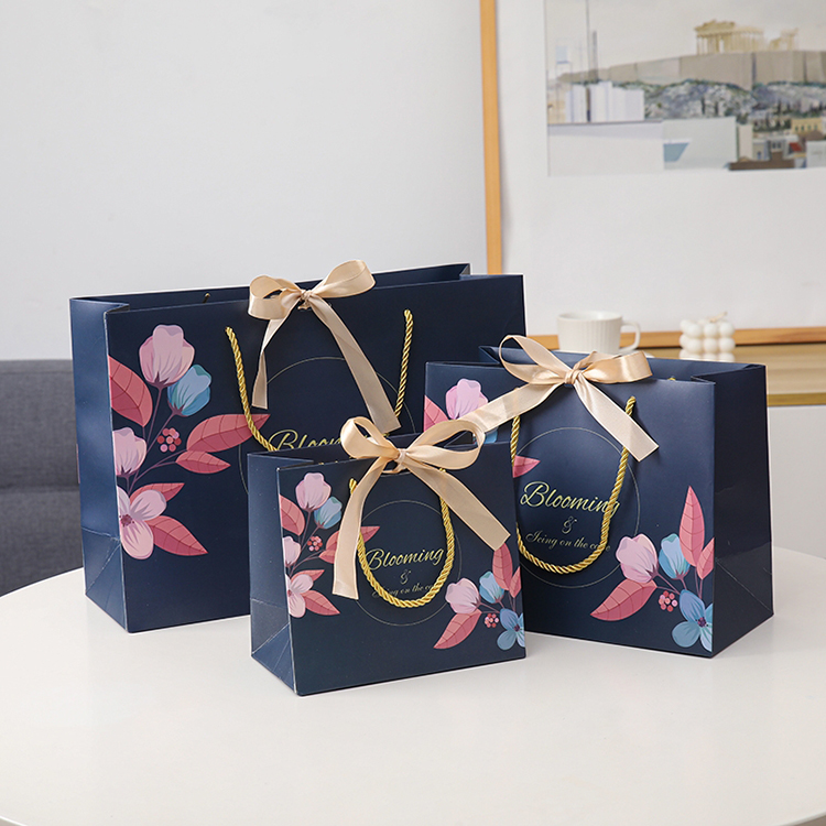 Factory Wholesale Design Your Printing Logo Size Style Storage Snack Festive Beautiful Christmas Gift Bags