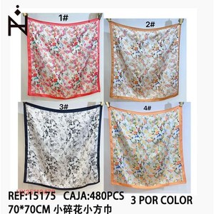 Foulard Quadrato Floreale Piccolo 70x70cm in Seta Leggera Stampata, Accessorio Moda Donna - Product Image 3