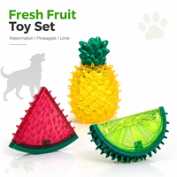 Assortiment de jouets à mâcher couineurs pour chiens en forme de fruits, emballés en OPP, pour cadeaux saisonniers pour animaux de compagnie et présentation en magasin.