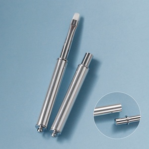 Pinceau plat pour nail art en gel UV avec manche en métal argenté, poils synthétiques et virole sertie pour manucure décorative - Product Image 3
