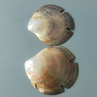 Décoration de maison en nacre noire naturelle faite à la main, gravée en forme de poisson, pour bijoux