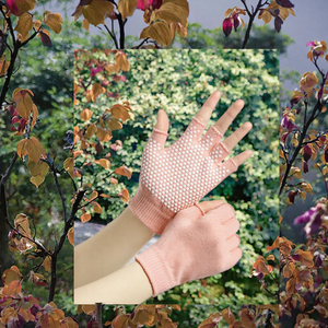 Gants de yoga unisexes antidérapants, demi-doigts, en coton, résistants à l'abrasion, pour Pilates, gym, fitness - Product Image 2