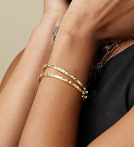 กำไลข้อมือทองคำ Gemnel The Lovers Collection ประดับเพชร CZ ทรงบาแก็ตต์และไพลินสีรุ้ง เพื่อความรักและความกลมกลืน - Product Image 2