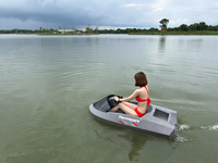 Yacht sportif électrique Mini bateau Léger Haute vitesse pour les activités nautiques et le surf en mer pour adultes