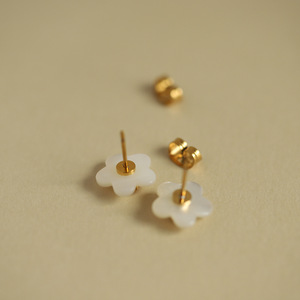 Boucles d'oreilles clous en acier titane plaqué or 18 carats, motif fleur de coton mignonne, petites boucles d'oreilles fraîches en nacre naturelle - Product Image 4