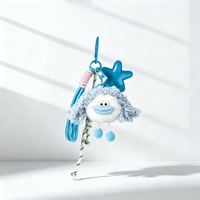 En gros, porte-clés et breloque de sac en peluche douce blanche, monstre aux cheveux bouclés gris, avec étoile bleue, pour décoration de sac à dos