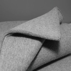 Couverture thermique synthétique de qualité supérieure, douce, chaude et légère, idéale pour la maison, l'hôtel, l'hôpital et les voyages. - Product Image 3