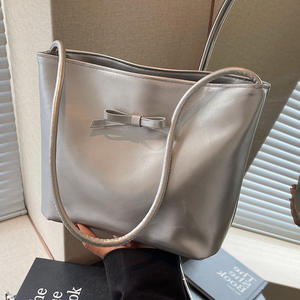 Sac fourre-tout en cuir verni multicolore avec décoration d'arc, doux et polyvalent - Product Image 5