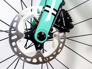 จักรยานเสือหมอบคาร์บอน Ultra Light 58 ซม. แบบ Flat Mount Disc 140 มม. พร้อมชุดเกียร์ R7020 ครบชุด 11 สปีด รุ่น FM166 - Product Image 4