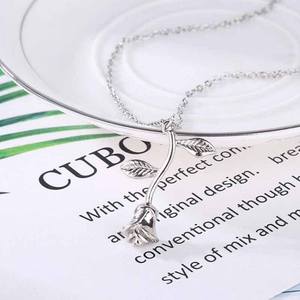 Collar con colgante de flor de rosa roja para mujer, cadena de aleación chapada en oro, moda para fiestas, aniversario de San Valentín, regalos de cumpleaños - Product Image 4