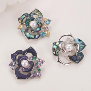 เข็มกลัดรูปดอกคามิลเลียสำหรับผู้หญิงจาก Zhuji Jewelry Wholesale ประดับเปลือกหอยมุกอะบาโลน ป้องกันแสง ประดับมุกน้ำจืด รูปทรงเข็มกลัดสำหรับงานแต่งงาน - Product Image 1