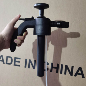 Boquilla Resistente a Ácidos y Álcalis de Cuatro Orificios, Inyector de Plástico Negro para Botella de Spray Mecánico, 24 cm de Longitud, YL SKPT - Product Image 1