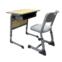 Ensemble de mobilier de salle de classe en bois et métal en forme de C personnalisé bureaux et chaises de classe au design moderne pour étudiants en vente