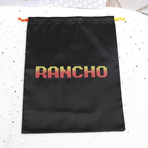 Bolsa de satén negra promocional para ropa, con logo personalizado impreso, para secador de pelo, zapatos, kit de recuperación, bolsa de embalaje de satén de seda - Product Image 5