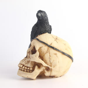 Hete Verkoop Cool Gepersonaliseerde Stijlvolle Zwarte Mooie Vogel Zittend Op Hoofd Schedel Creatief Hars Sculptuur Beeldje Uit China Fabriek - Product Image 3