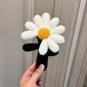 Ornement en peluche de fleur de marguerite fait main, inspiré de GD, tricoté arc-en-ciel, en pot, décoration de bureau douce, cadeau - Product Image 4