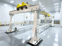 Manipulateur industriel à portique mono-axe avec rails de guidage linéaires, utilisé pour le chargement et le déchargement automatiques