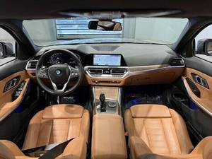 Offre Spéciale – BMW Série 3 330i d'occasion en excellent état, transmission intégrale, intérieur cuir foncé, régulateur de vitesse adaptatif (ACC), berline 4 portes avec barres de toit en aluminium à vendre - Product Image 2