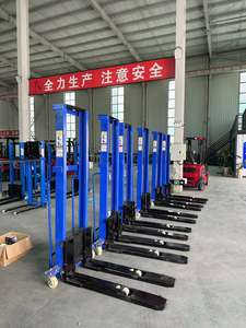 מלגזה חשמלית ניידת עם טעינה עצמית, גובה הרמה 1.3 מטר/1.6 מטר, קיבולת 1000 ק\\\"ג, מחיר נמוך - Product Image 3