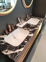 Meuble-lavabo de salle de bain d'hôtel de luxe haut de gamme avec lavabo, coiffeuse murale étanche à LED pour la maison, avec miroir.