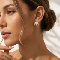 Pendientes de Aro Huggie Multicapa Chapados en Oro con Diseño de Punta Acanalada de Dos Tonos y Circonitas Cúbicas, de Moda, para Fiesta y Uso Casual para Mujer