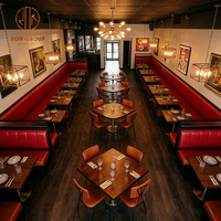 Table en bois avec pieds en acier inoxydable, canapé en cuir rouge, ensemble de chaises marron, style moderne rétro pour steakhouse, café, restaurant, hôtel