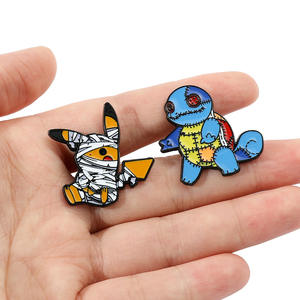 2 Color Poke Monster Lustige Mumie Pikacu Horror Terror Doll Squirtle Metal Badge Pins in loser Schüttung für Rucksack dekoration - Product Image 1