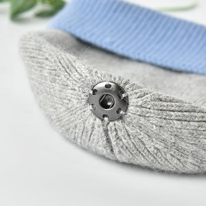 Bonnets en laine tricotés avec logo personnalisé et pompons en fourrure <span class=keywords><strong>Bonnet</strong></span> classique unisexe côtelé avec logo pour femmes - Product Image 6