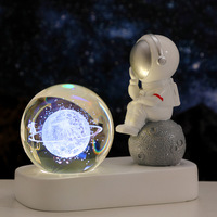 Modèle chaud créatif USB boule de cristal ornement astronaute coloré veilleuse ornement résine artisanat cadeau