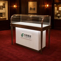 Meuble mural de luxe sur mesure pour bijouterie avec logo, vitrine en verre et comptoir de présentation de bijoux
