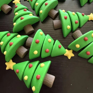 Estatua de árbol de Navidad pequeña impresa en 3D, movible y perfecta para agregar encanto festivo a la decoración del hogar en los estantes - Product Image 2