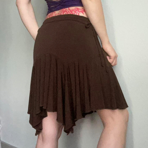 Jupe midi en maille unie taille basse avec lien à nouer, ourlet asymétrique, coupe ajustée, décontractée, élégante et polyvalente pour femme, idéale pour l'été - Product Image 4