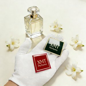 Etiqueta de Vidrio 3D de Lujo Personalizada con Logotipo, Autoadhesiva, Impermeable, para Botellas de Perfume y Bolsos, Venta de Fábrica - Product Image 1
