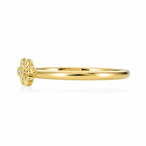 Bague florale délicate et raffinée en argent plaqué or jaune 18 carats, incrustée de zircone cubique étincelante, modèle Dai - Product Image 2