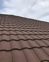 Tuile de toiture en acier Aluzinc à base de pierre avec performance durable pour les revendeurs régionaux et la distribution aux concessionnaires
