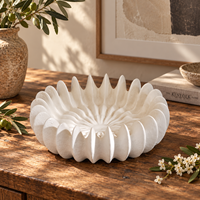 Bol décoratif en céramique crème avec un design de pétales sculptés, plateau irrégulier pour la décoration moderne de la maison