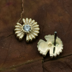 Calendo Bijoux de corps en <span class=keywords><strong>or</strong></span> <span class=keywords><strong>jaune</strong></span> massif 14K Fleur sans fil interne incrustée de zircon <span class=keywords><strong>Piercing</strong></span> <span class=keywords><strong>nez</strong></span> Labret - Product Image 3