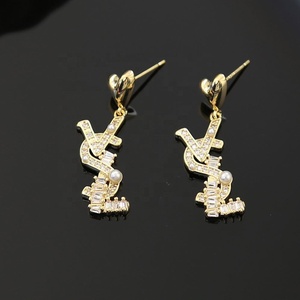 Pendientes de Botón Geométricos de Lujo Ligero, Chapados en Oro, Estilo Europeo Americano, con Letra E, Regalo al por Mayor - Product Image 3