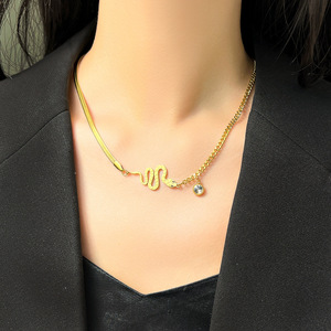 Collar de cadena Blade Link con colgante de serpiente, acero inoxidable, chapado en oro PVD de 18 quilates, impermeable, hipoalergénico. - Product Image 3