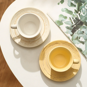 Tasses à café réutilisables en céramique 3D gaufrée, design dessin animé, écologiques, sûres pour les aliments, blanches/jaunes, pour l'eau et le thé, fabriquées sur mesure en Chine - Product Image 4