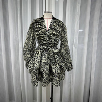 Vente en gros d'usine, robe de soirée mini à manches longues, col en V, taille empire, imprimé léopard, volants bouffants, style socialite, hiver 2026 pour femmes