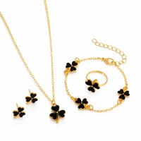 Parure de bijoux Vintage Trèfle Noir plaqué or, comprenant collier avec pendentif émaillé, bracelet, boucles d'oreilles clous et bague ouverte, ensemble quatre pièces