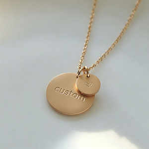 Collana in Acciaio Inossidabile Placcato Oro 18K con Ciondolo Personalizzato con Iniziali e Nome per Donne e Mamme - Product Image 1