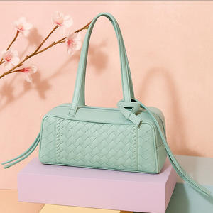 Sac fourre-tout élégant en cuir véritable tressé vert émeraude pour femme, grand sac à bandoulière Boston de grande capacité pour les voyages et les trajets quotidiens - Product Image 2