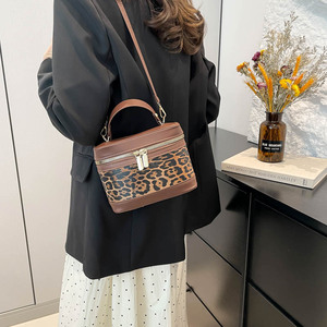Borsa a tracolla/crossbody mini quadrata 2025 in PU con stampa leopardata a blocchi di colore, versatile ed elegante, di tendenza, con cerniera - Product Image 3