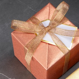 Cinta de Organza de Poliéster/Algodón con Estampado de Purpurina Dorada Personalizada, 1-1/2 Pulgadas de Ancho, Tejida de una Sola Cara, para Envolver Regalos - Product Image 3