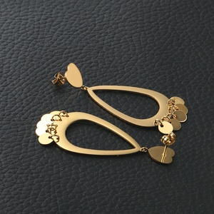 Pendientes de Bola Redondos de Acero Inoxidable con Baño de Oro de 18k - Product Image 3